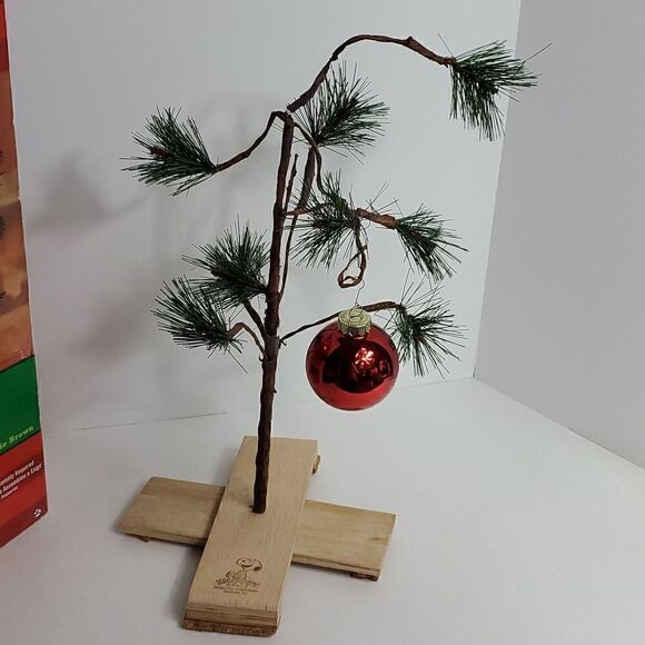 Peanuts Charlie Brown's Christmas Tree - Picture 2 of 11